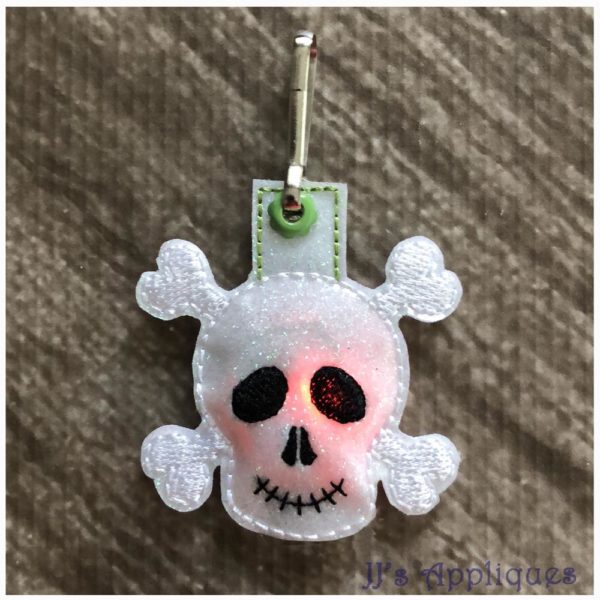 Flashing Skull Zipper Pull